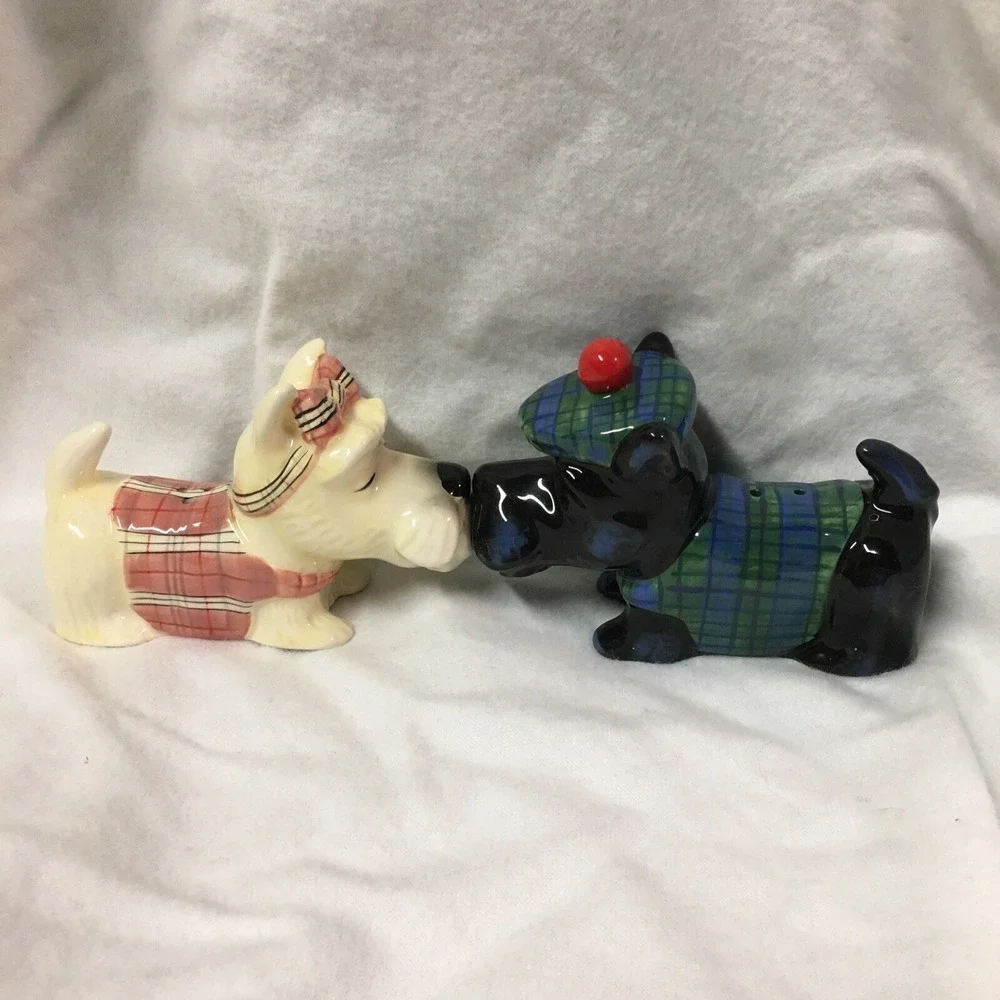 Westland Kissing 2006 Scottish Terrier Dog Magnetic‎ Salt & Pepper Shakers